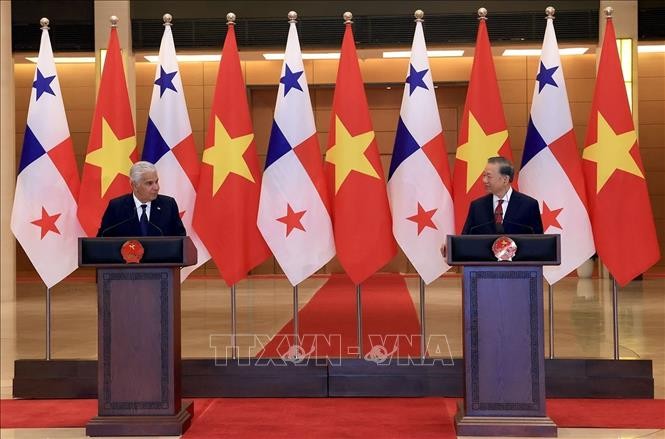 Tổng Bí thư, Chủ tịch nước Tô Lâm và Tổng thống Cộng hòa Panama José Raúl Mulino gặp gỡ báo chí sau hội đàm. Ảnh: Tuấn Anh - TTXVN