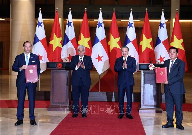 Tổng Bí thư, Chủ tịch nước Tô Lâm và Tổng thống Panama José Raúl Mulino chứng kiến lễ trao các văn kiện hợp tác giữa 2 nước. Ảnh: Thống Nhất -TTXVN