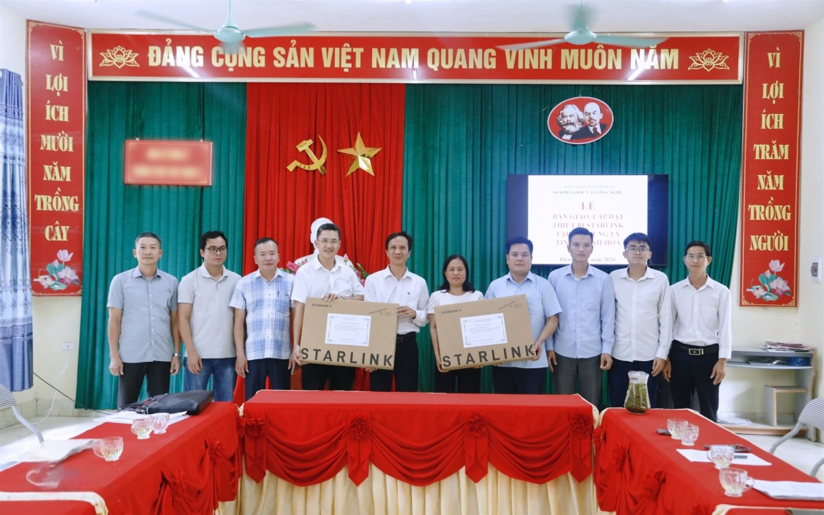 Cán bộ Sở Khoa học và Công nghệ tỉnh Thanh Hóa bàn giao thiết bị Internet vệ tinh cho xã Trung Lý. Ảnh: Hoàng Anh