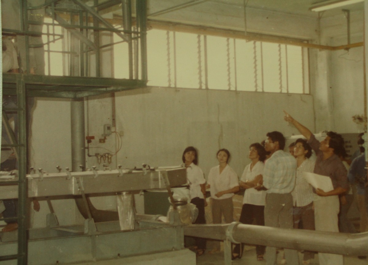 Từ những ngày đầu tại nhà máy, bà Mai Kiều Liên cùng các thế hệ cán bộ, kỹ sư Vinamilk từng bước làm chủ sản xuất trong điều kiện còn nhiều khó khăn. Ảnh: Vi Nam.