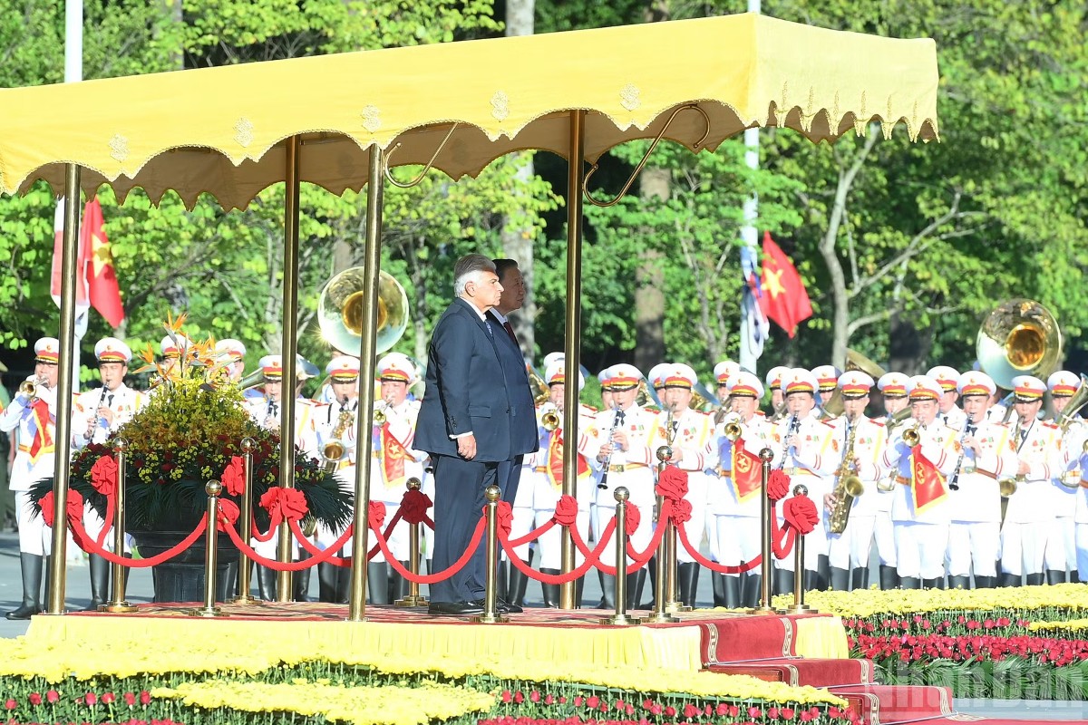 Tổng Bí thư, Chủ tịch nước Tô Lâm và Tổng thống Panama Jose Raul Mulino nghe Quân nhạc cử Quốc thiều hai nước. Ảnh: Đăng Khoa/Nhân Dân