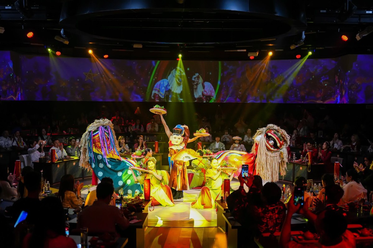 Ẩm thực và nghệ thuật cùng kể câu chuyện văn hóa Việt trên sân khấu. Ảnh: LoaLoa Culture & Dining Show
