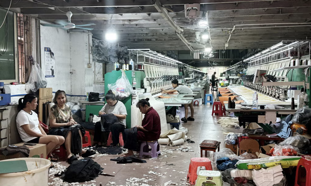 Trong một nhà máy may mặc ở quận Hải Châu, Quảng Đông, Trung Quốc - Ảnh: NYT.