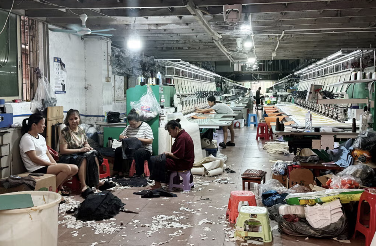 Trong một nhà máy may mặc ở quận Hải Châu, Quảng Đông, Trung Quốc - Ảnh: NYT.