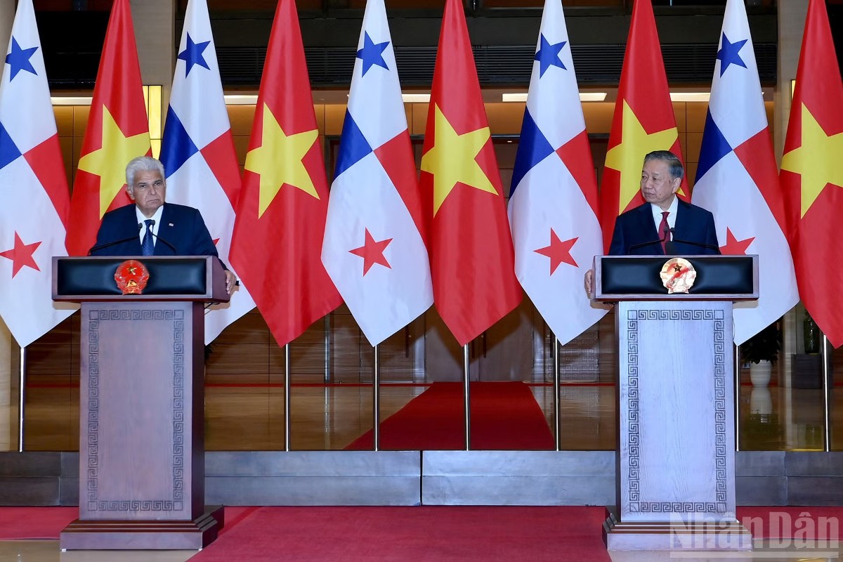 Tổng Bí thư, Chủ tịch nước Tô Lâm và Tổng thống Cộng hòa Panama Jose Raul Mulino gặp gỡ báo chí sau hội đàm. Ảnh: Nhân Dân