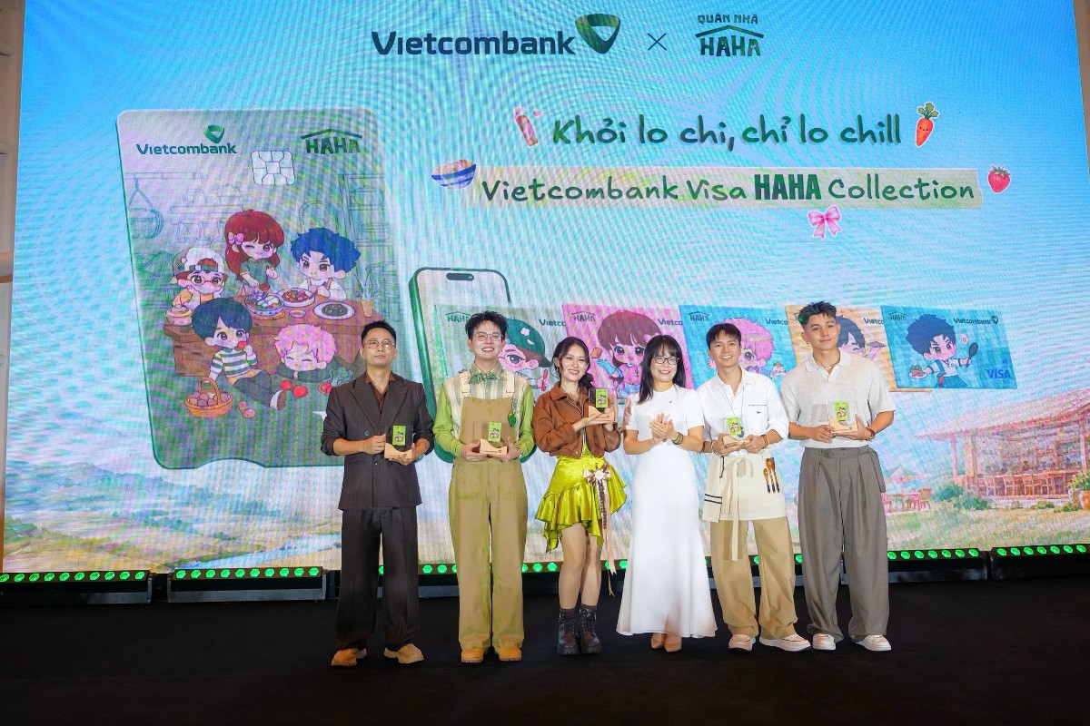 Bà Đoàn Hồng Nhung - Giám đốc Khối Bán lẻ Vietcombank (thứ 3 từ phải sang) đại diện ngân hàng tặng quà là 01 kỉ niệm chương tái hiện thiết kế thẻ vật lí Vietcombank Visa Haha Collection cho dàn nghệ sĩ Quán Nhà Haha tại họp báo.