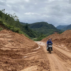 Một trong những điểm ở miền núi phía Tây Đà Nẵng thường xuyên sạt lở vào mùa mưa có nguy cơ gây nguy hiểm. Ảnh Ngô Anh Văn