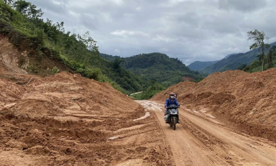 Một trong những điểm ở miền núi phía Tây Đà Nẵng thường xuyên sạt lở vào mùa mưa có nguy cơ gây nguy hiểm. Ảnh Ngô Anh Văn