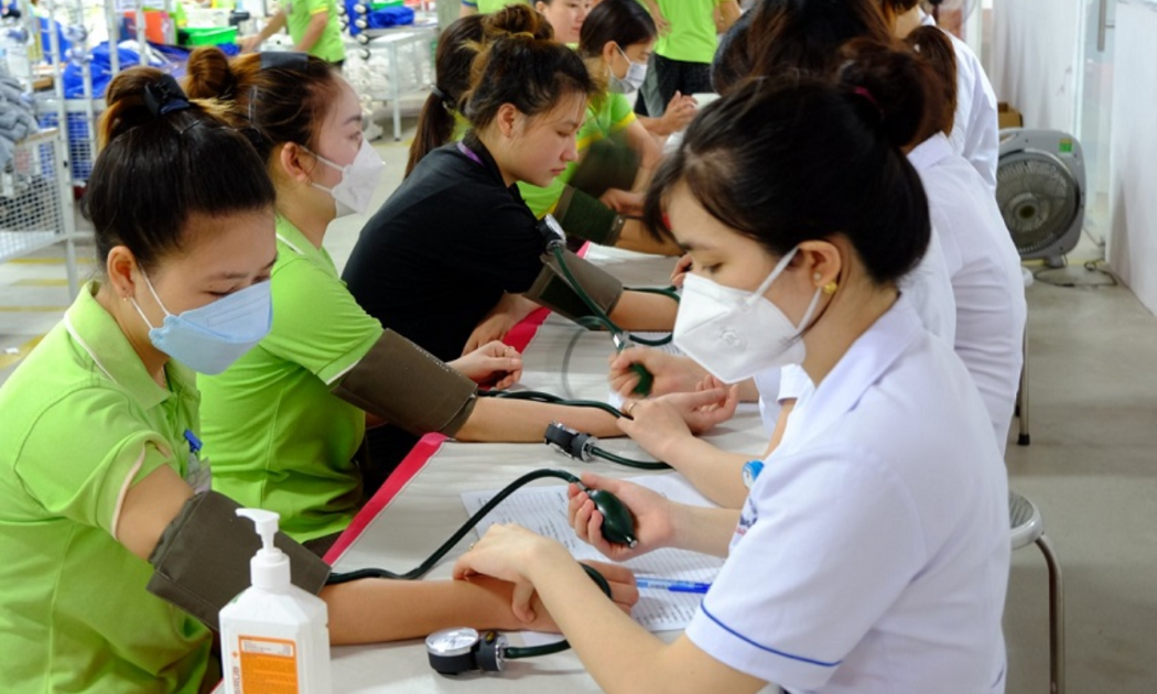 Lao động nữ đối mặt với nhiều rào cản khi tiếp cận dịch vụ chăm sóc sức khỏe. Ảnh: VGP.