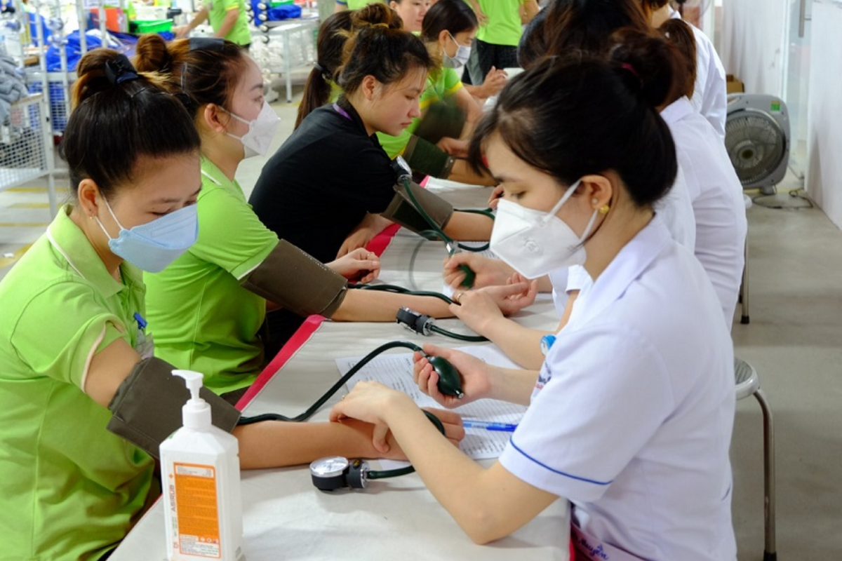 Lao động nữ đối mặt với nhiều rào cản khi tiếp cận dịch vụ chăm sóc sức khỏe. Ảnh: VGP.