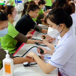 Lao động nữ đối mặt với nhiều rào cản khi tiếp cận dịch vụ chăm sóc sức khỏe. Ảnh: VGP.
