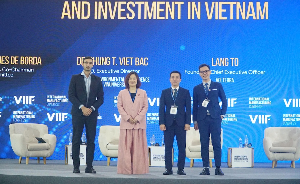 Theo TS. Phùng Thị Việt Bắc (thứ 2 từ bên trái vào), Giám đốc Điều hành, Trung tâm Trí Tuệ Môi Trường, Trường Đại học VinUni, Việt Nam đang trải qua một giai đoạn chuyển tiếp quan trọng khi thị trường xe điện tăng trưởng nhanh.