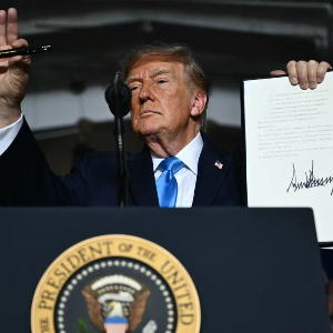 Tổng thống Mỹ Donald Trump ký sắc lệnh điều hành tại cuộc mít tinh vận động tranh cử ở thành phố Grand Island, bang Nebraska, ngày 5/10/2026 - Ảnh: Getty Images.