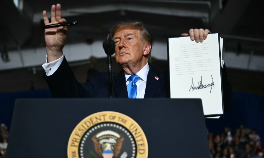 Tổng thống Mỹ Donald Trump ký sắc lệnh điều hành tại cuộc mít tinh vận động tranh cử ở thành phố Grand Island, bang Nebraska, ngày 5/10/2026 - Ảnh: Getty Images.