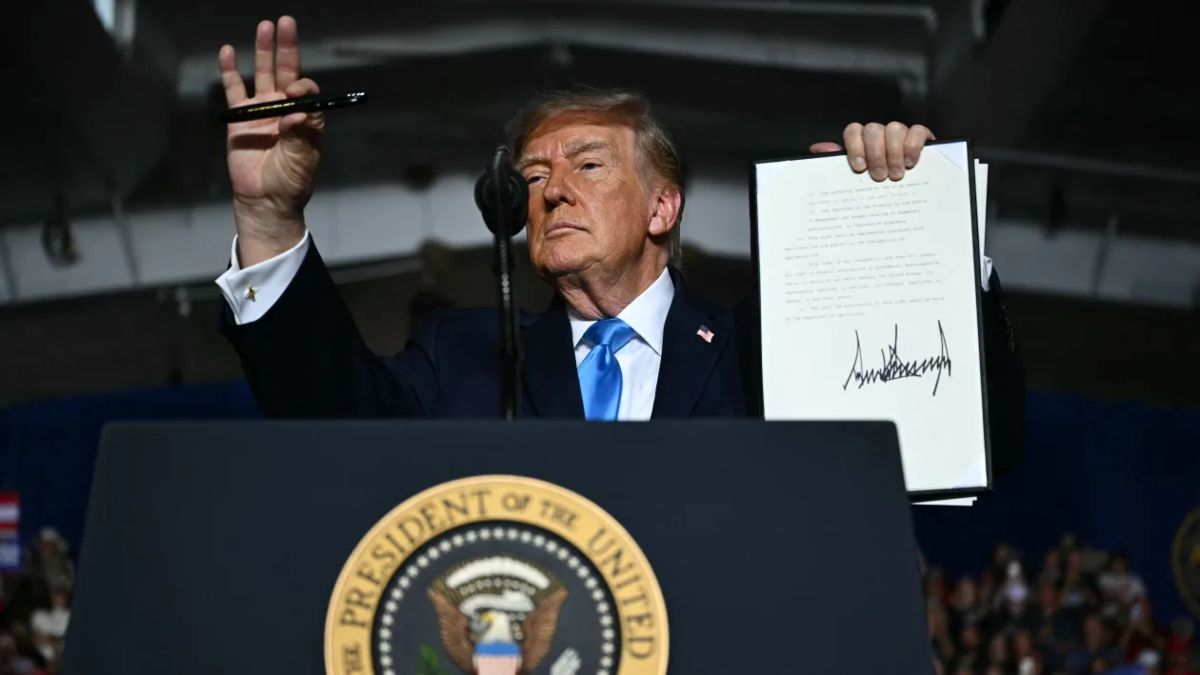 Tổng thống Mỹ Donald Trump ký sắc lệnh điều hành tại cuộc mít tinh vận động tranh cử ở thành phố Grand Island, bang Nebraska, ngày 5/10/2026 - Ảnh: Getty Images.