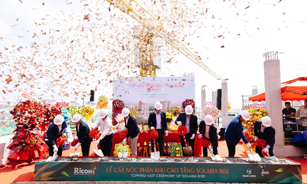 Đại diện Nam Long, đối tác Nhật Bản, tổng thầu và các đơn vị đồng hành thực hiện nghi thức xúc cát tại Lễ cất nóc Solaria Rise.