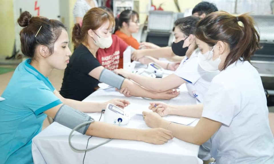 Lao động nữ tại các khu công nghiệp đối mặt với nhiều rào cản trong tiếp cận dịch vụ chăm sóc sức khỏe. Ảnh: VGP.