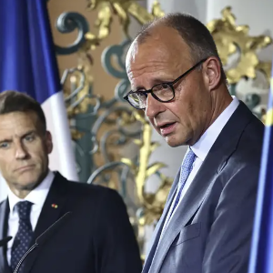 Tổng thống Pháp Emmanuel Macron (trái) và Thủ tướng Đức Friedrich Merz - Ảnh: DPA/DW.