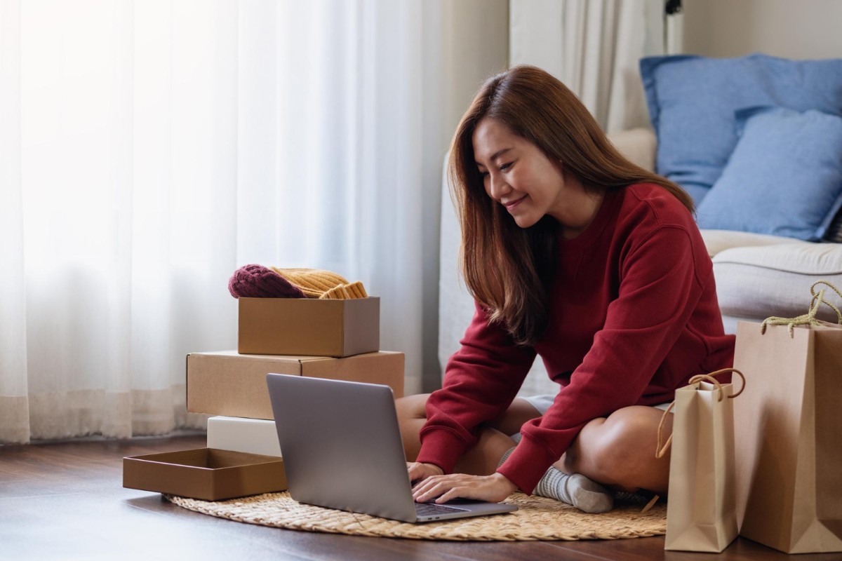 Giá dịch vụ nhận bưu phẩm hộ từ 3 - 5 nhân dân tệ mỗi kiện. Ảnh: Dudarenok