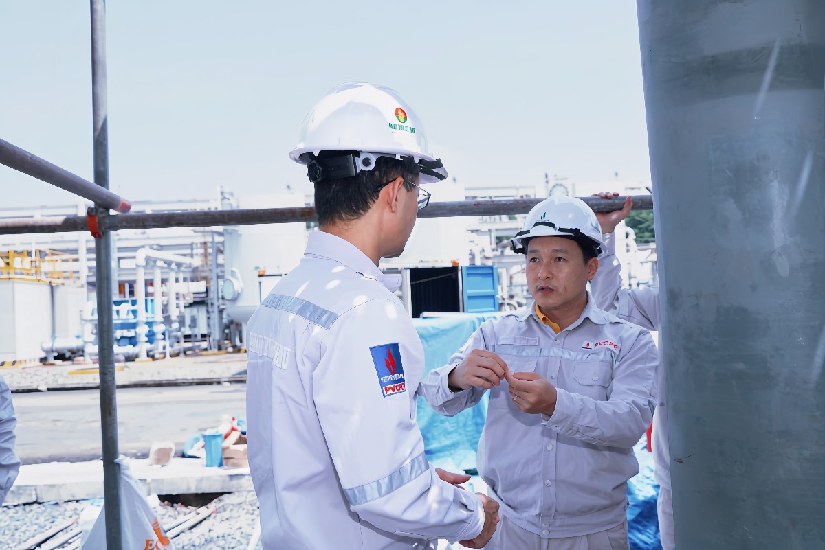Ông Nguyễn Thanh Tùng - Tổng giám đốc PVCFC trực tiếp kiểm tra các hạng mục tại công trường.