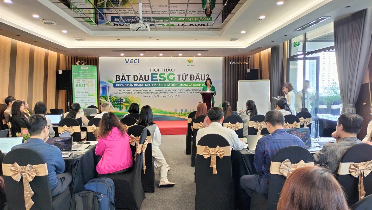 Hội thảo “Bắt đầu ESG từ đâu? Hướng dẫn doanh nghiệp đánh giá hiện trạng và hành động" nằm trong khuôn khổ dự án “Hỗ trợ cộng đồng doanh nghiệp xây dựng chiến lược ESG và thực hành sản xuất kinh doanh bền vững vì mục tiêu chuyển đổi xanh, trung hòa carbon đến năm 2050”. Ảnh: Tùng Dương