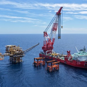 Nền tảng ngoài khơi đầu tiên của Trung Quốc được thiết kế để bơm carbon dioxide nhằm nâng cao thu hồi khí tự nhiên đang được xây dựng tại mỏ khí Đông Phương 1-1. Ảnh: CCTV News