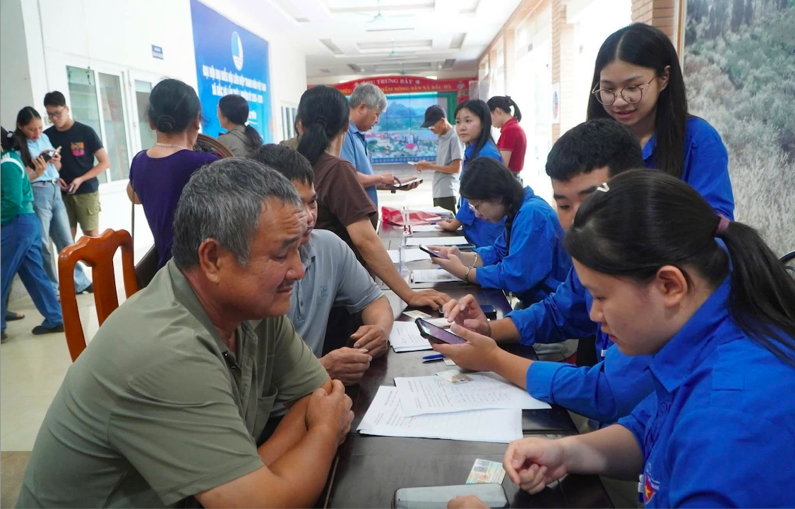 Đoàn viên xã Bắc Hà, Lào Cai hướng dẫn bà con cài đặt và kích hoạt tài khoản định danh điện tử (VNeID), truy cập và thực hiện các thủ tục hành chính trên Cổng dịch vụ công trực tuyến.