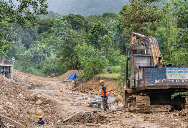 Đơn vị thi công đang khắc phục tạm thời tại điểm sạt lở xã Tây Giang, Đà Nẵng. Ảnh Ngô Anh Văn