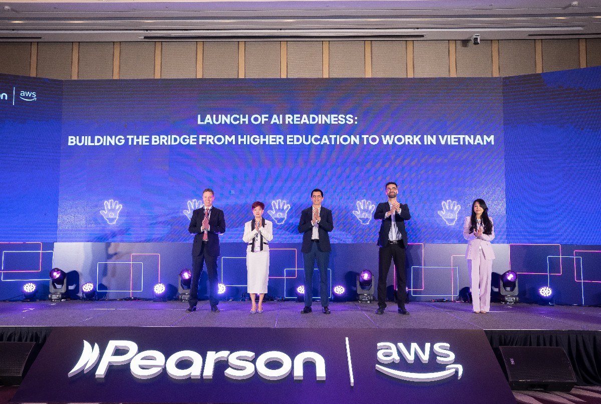 Buổi lễ công bố Báo cáo của Pearson và AWS về năng lực sẵn sàng ứng dụng AI của sinh viên Việt Nam
