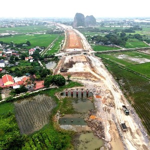 Thi công tuyến cao tốc Ninh Bình - Hải Phòng, đoạn qua địa bàn tỉnh Ninh Bình. Ảnh: Tiến Anh