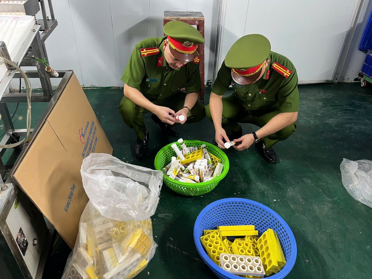 Lực lượng chức năng khám xét cơ sở sản xuất của Công ty Vintechpharm. Ảnh: Công an TP. Hà Nội