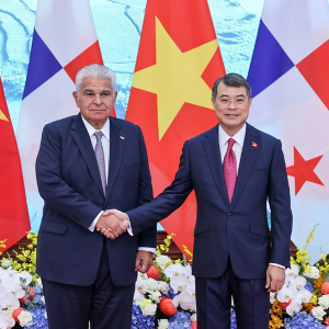 Thủ tướng Chính phủ Lê Minh Hưng và Tổng thống nước Cộng hòa Panama José Raúl Mulino Quintero - Ảnh: chinhphu.vn/Nhật Bắc