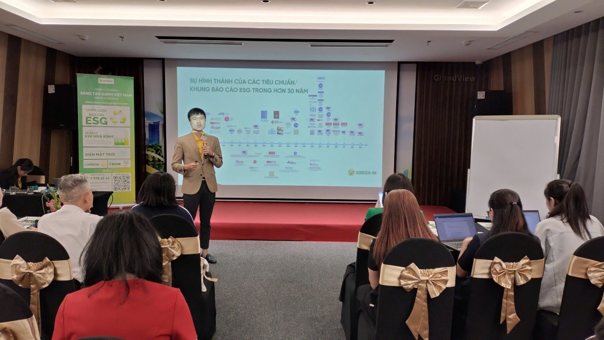 Chuyên gia ESG Trương Tử Long chia sẻ về các tiêu chuẩn khung báo cáo ESG và thực hành ESG trong doanh nghiệp. Ảnh: Tùng Dương