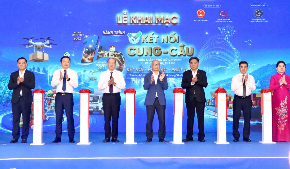 Các đại biểu cắt băng khai mạc Chương trình Kết nối cung - cầu giữa TP. Hồ Chí Minh và các tỉnh, thành năm 2026 - Ảnh: Hoài An.