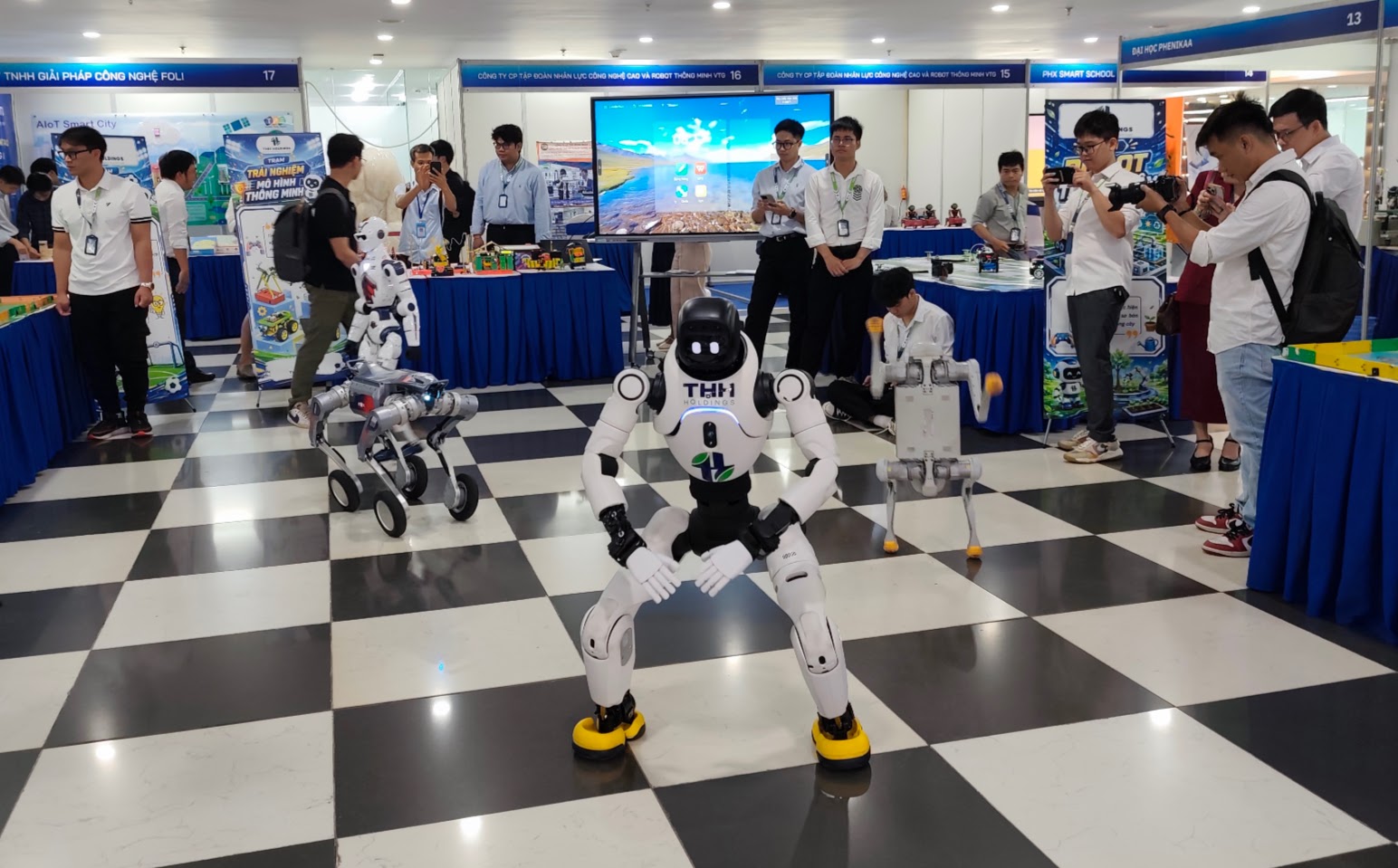 Hình ảnh robot biểu diễn tại Triển lãm. Ảnh: B.B