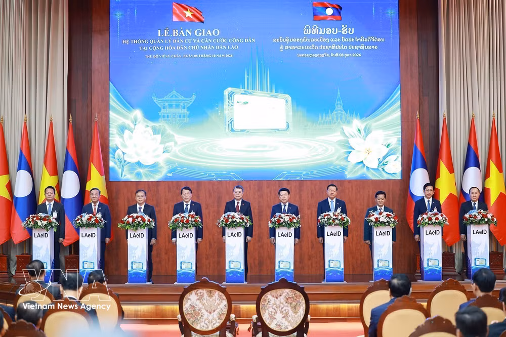 Prime Minister Le Minh Hung and Lao Prime Minister Saleumxay Kommasith join the handover ceremony for the population management and citizen identification system in Laos on October 8. (Photo: VNA)