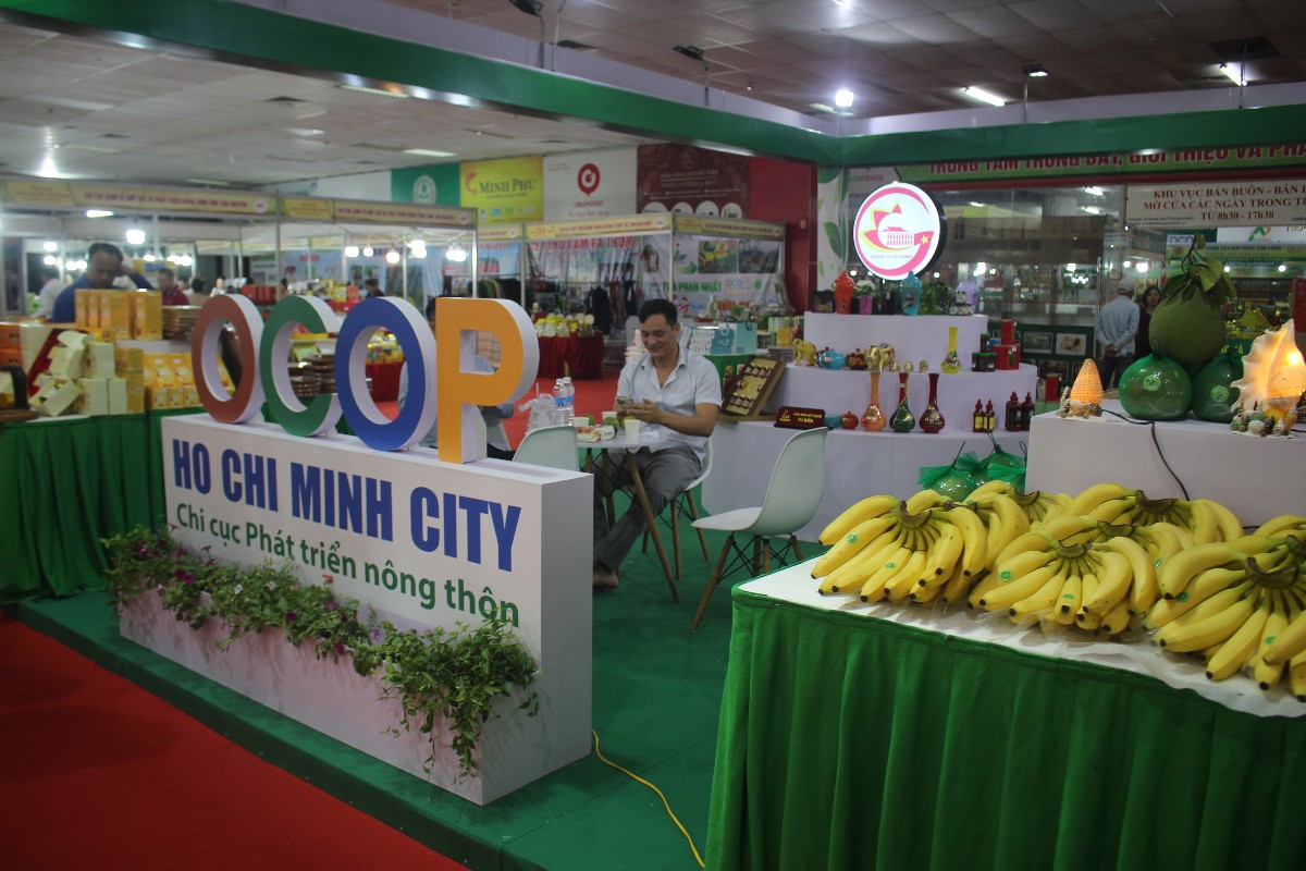 Một gian hàng OCOP tại Hội chợ. Ảnh: Chu Khôi.