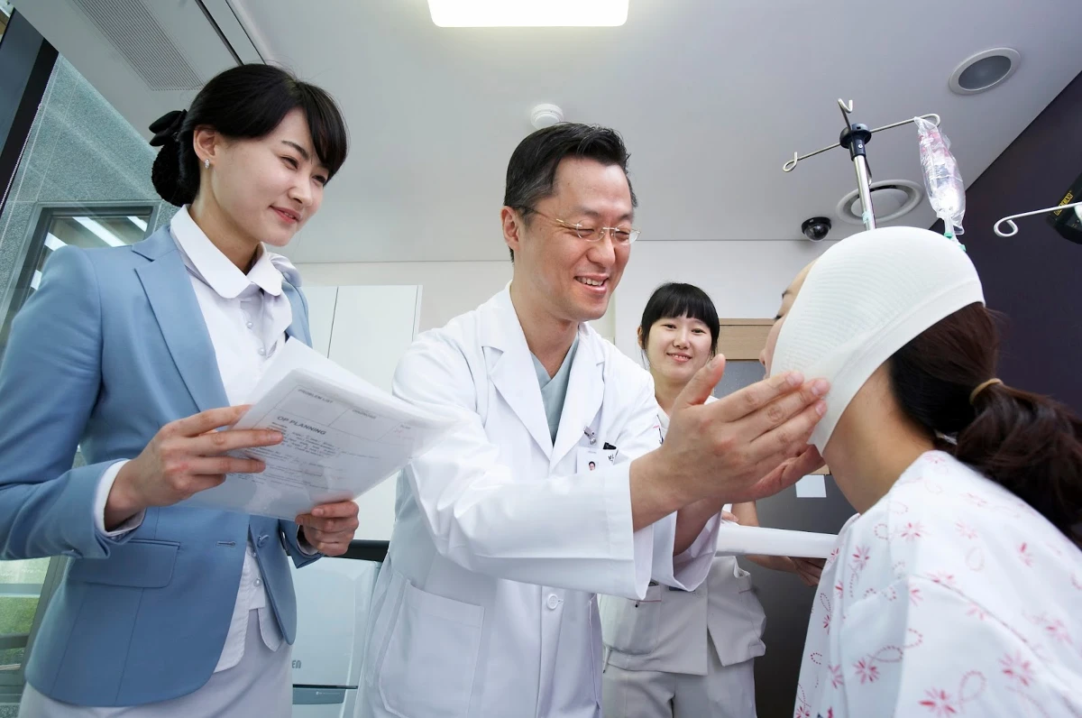 Năm 2025, lần đầu tiên số bệnh nhân nước ngoài đến Hàn Quốc vượt 2 triệu người. Ảnh: Mybeautytrip.com