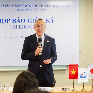 Ông Kobayashi Yosuke, Trưởng đại diện JICA tại Việt Nam chia sẻ tại họp báo. Ảnh: JICA
