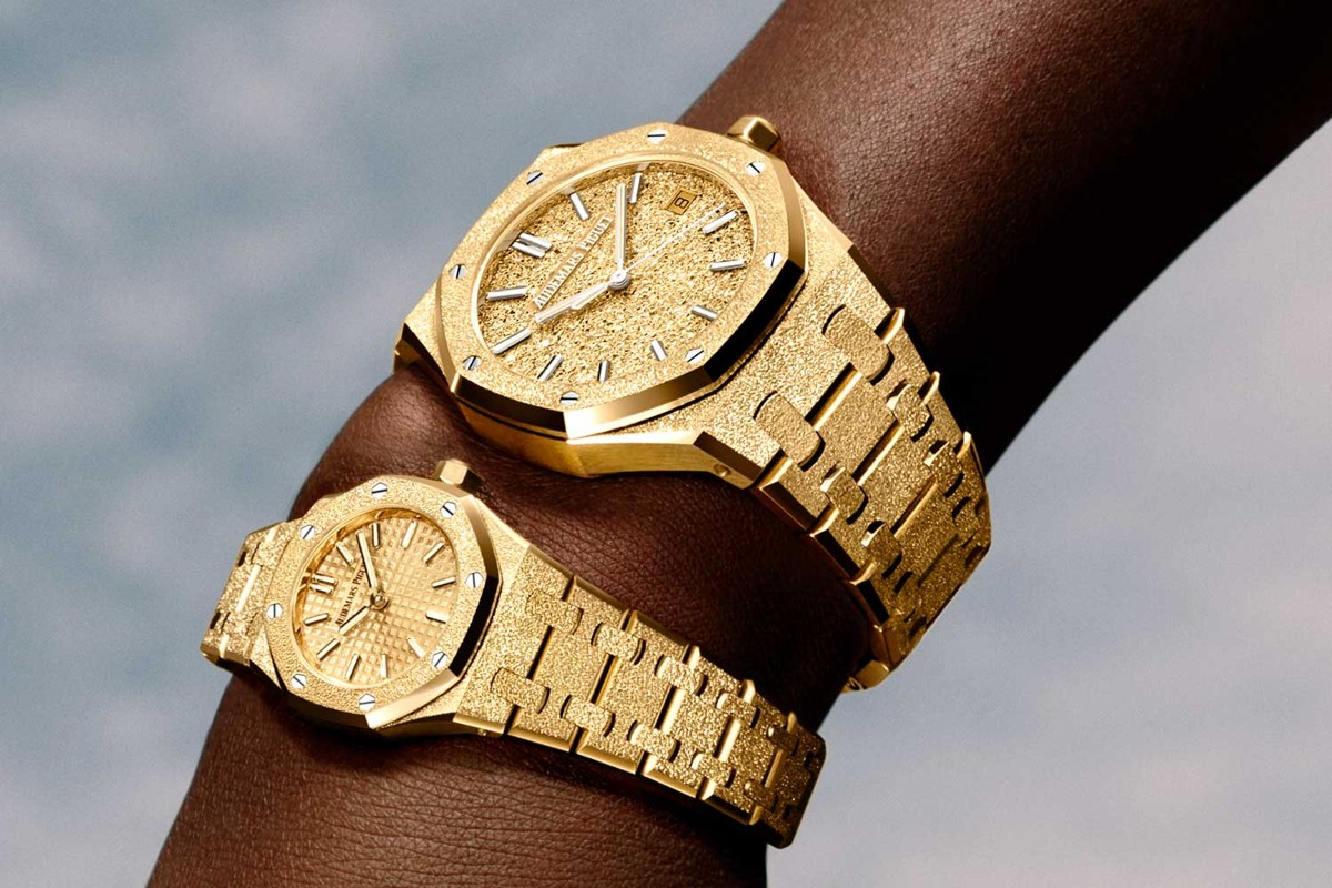 Mẫu đồng hồ Audemars Piguet Royal Oak mini bằng vàng. Ảnh: Audemars Piguet