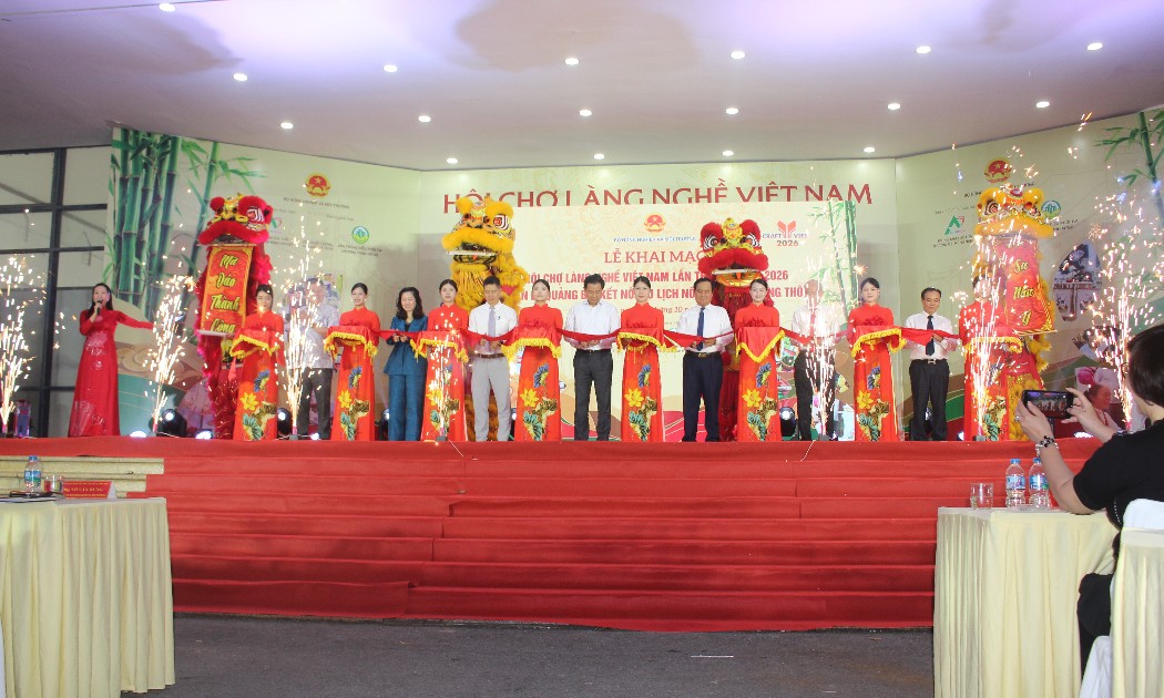 Cắt băng khai mạc Hội chợ. Ảnh: Chu Khôi.