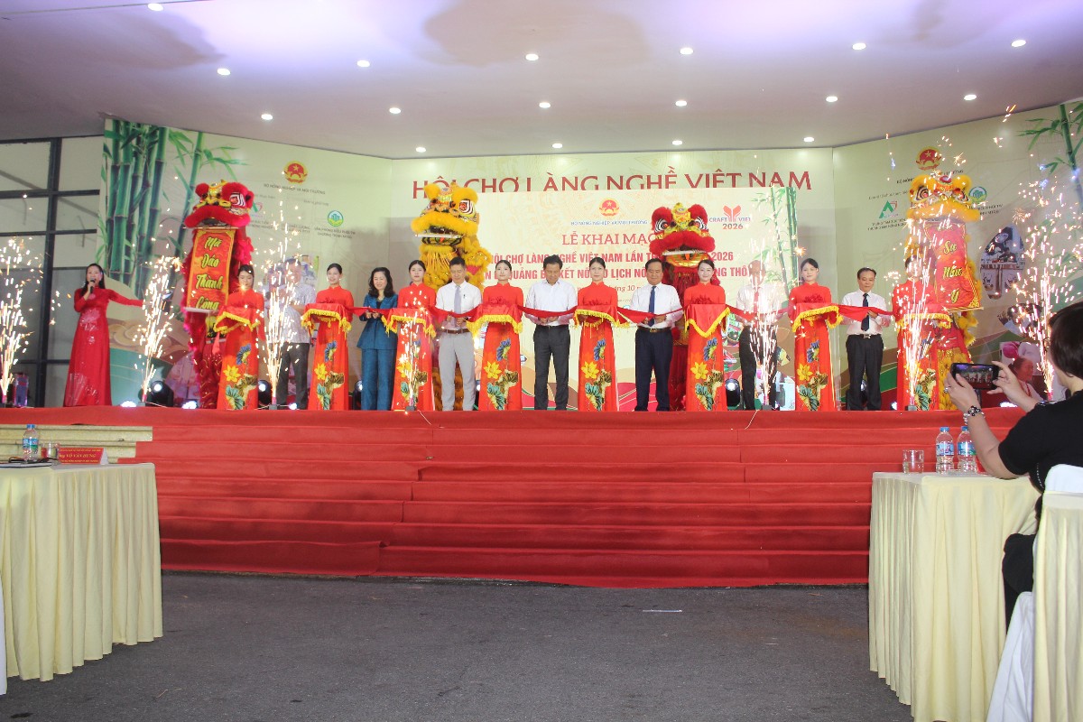 Cắt băng khai mạc Hội chợ. Ảnh: Chu Khôi.