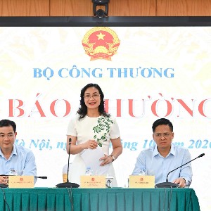Thứ trưởng Bộ Công Thương Phan Thị Thắng chủ trì buổi họp báo thương kỳ quý 3/2026. Ảnh: Nam Nguyễn/Báo Công Thương.