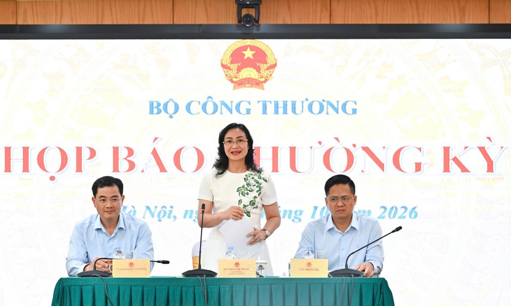 Thứ trưởng Bộ Công Thương Phan Thị Thắng chủ trì buổi họp báo thương kỳ quý 3/2026. Ảnh: Nam Nguyễn/Báo Công Thương.