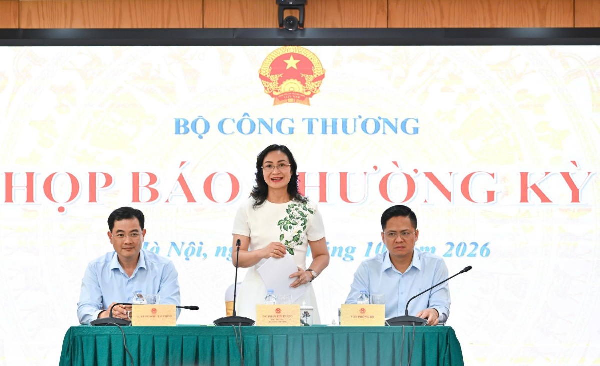 Thứ trưởng Bộ Công Thương Phan Thị Thắng chủ trì buổi họp báo thương kỳ quý 3/2026. Ảnh: Nam Nguyễn/Báo Công Thương.