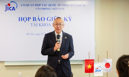 Mr. Kobayashi Yosuke, Chief Representative of JICA Vietnam Office, speaks at the press conference. (Photo: JICA)