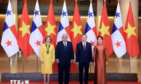 Tổng Bí thư, Chủ tịch nước Tô Lâm và Phu nhân cùng Tổng thống Cộng hòa Panama José Raúl Mulino và Phu nhân chụp ảnh chung. Ảnh: Tuấn Anh/TTXVN