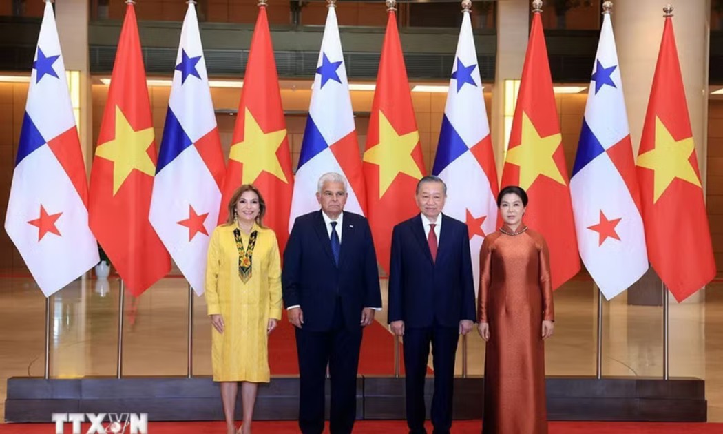 Tổng Bí thư, Chủ tịch nước Tô Lâm và Phu nhân cùng Tổng thống Cộng hòa Panama José Raúl Mulino và Phu nhân chụp ảnh chung. Ảnh: Tuấn Anh/TTXVN