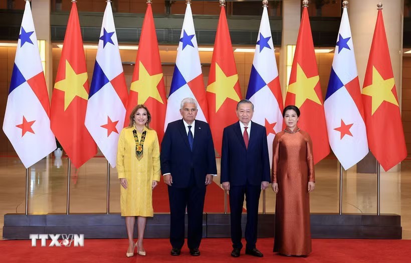 Tổng Bí thư, Chủ tịch nước Tô Lâm và Phu nhân cùng Tổng thống Cộng hòa Panama José Raúl Mulino và Phu nhân chụp ảnh chung. Ảnh: Tuấn Anh/TTXVN