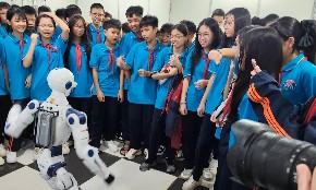 Triển lãm còn hướng tới việc tạo cơ hội cho học sinh, sinh viên trực tiếp trải nghiệm công nghệ. Ảnh: B.B